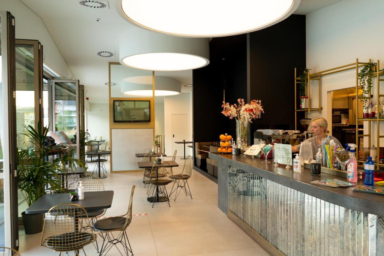Ellopia Point Hotel Ioannina Bagian luar foto