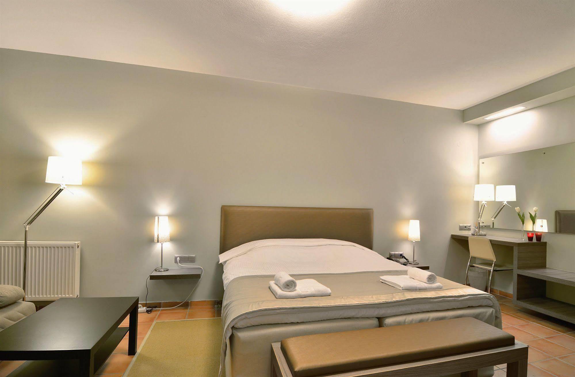 Ellopia Point Hotel Ioannina Bagian luar foto